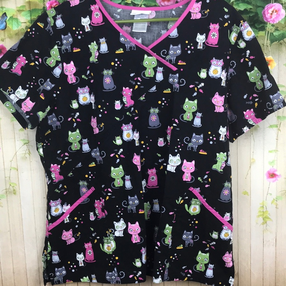 Used scub top kitty print